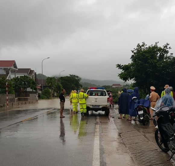 Nghệ An: Mưa lớn gây ngập lụt, sạt lở nhiều nơi ảnh 12