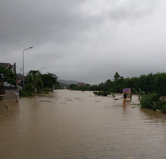 Nghệ An: Mưa lớn gây ngập lụt, sạt lở nhiều nơi ảnh 13