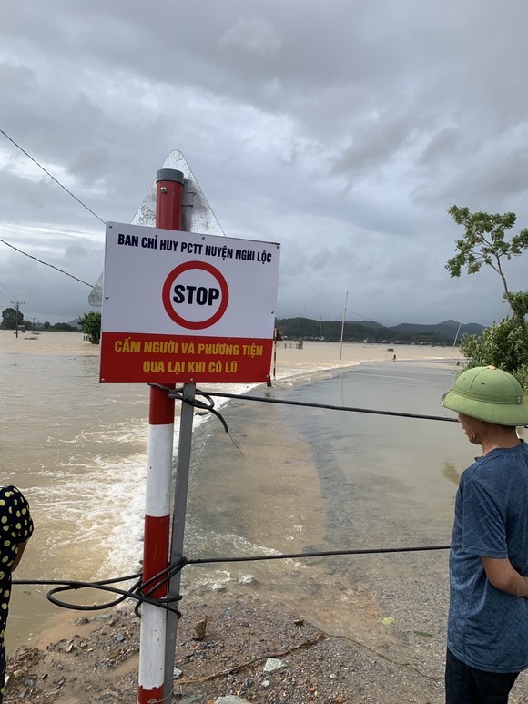 Nghệ An: Mưa lớn gây ngập lụt, sạt lở nhiều nơi ảnh 14