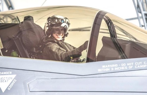 首名 隱形戰機 女機師完成訓練