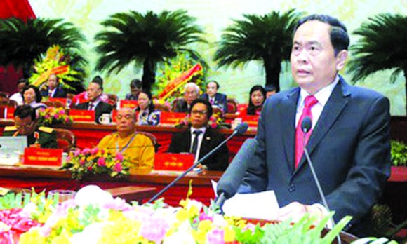 越南祖國陣線委員會 主席陳清敏在會議上致詞。
