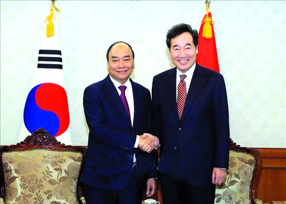 政府總理阮春福會見韓國國務總理李洛淵。