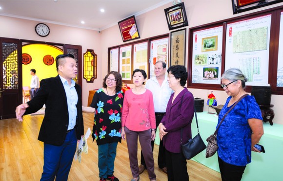 麒麟向各位嘉賓介紹其收藏的西堤華人 懷舊物品展。