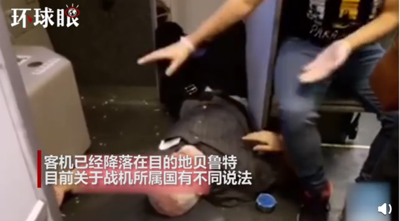 在客機下降的過程中，一名乘客倒地。