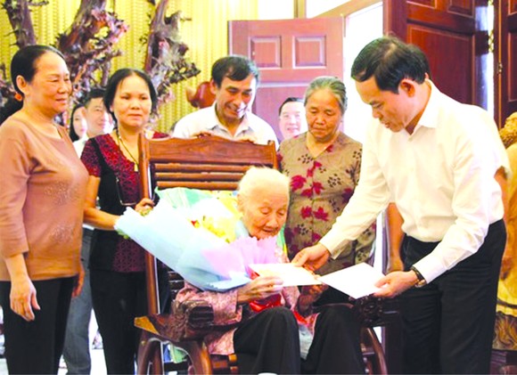 市委常務副書記陳留光看望越南英雄母親。