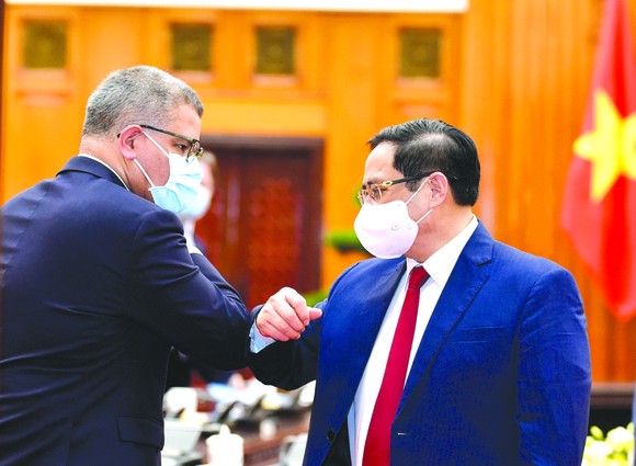 政府總理范明政昨(28)日下午在政府辦事處，接見了正在訪問越南的第二十六屆聯合國氣候變化大會(COP 26)主席兼英國商務能源與工業大臣阿洛克‧夏爾馬。