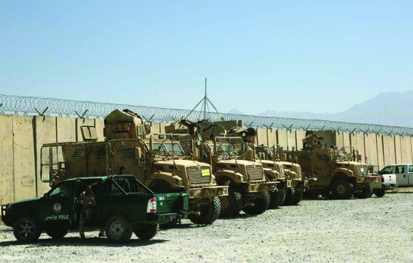 美軍遺棄的軍用車輛停放在阿富汗帕爾萬省巴格拉姆空軍基地內。