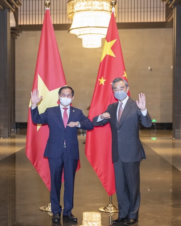 越南外交部長裴青山與中國外交部長王毅會談。