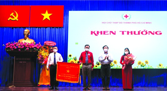 市紅十字會榮獲政府總理頒發的錦旗。