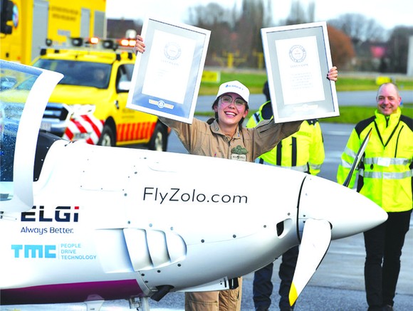 當地時間1月20日13時，持有比利時與英國雙重國籍的19歲女孩扎拉‧盧瑟福在比利時韋弗爾海姆降落科特里克-韋弗格姆機場，她由此成為全球完成單人環球飛行的最年輕的女性。