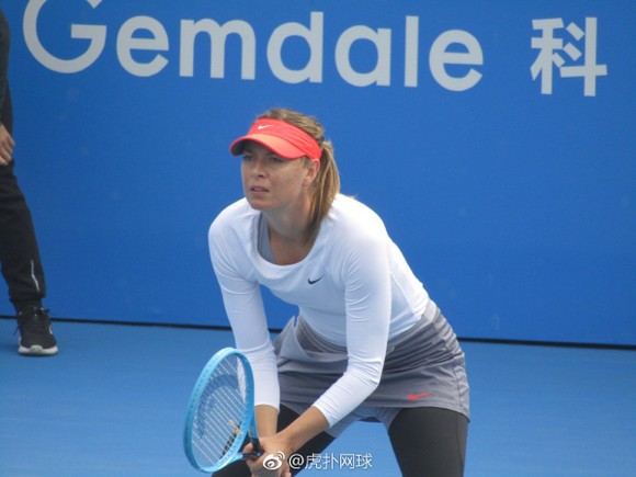 Sharapova trong trận đấu đầu tiên của mùa giải mới