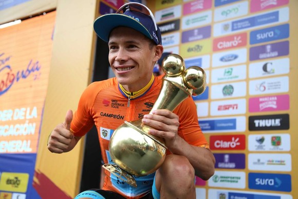 Xe đạp: Suýt ngã vì đụng CĐV, Quintana vẫn thắng chặng cuối Tour Colombia ảnh 1