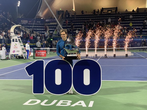 Roger Federer và chiếc cúp vô địch thứ 100