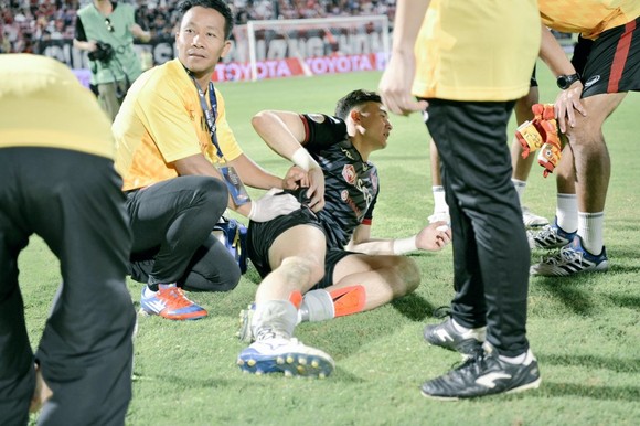 Văn Lâm nén đau để thi đấu trong suốt 77 phút đồng hồ