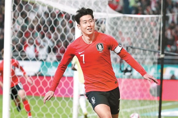 Ném hộp dụng cụ y tế của tuyển Hàn Quốc, Falcao nhận thẻ vàng ảnh 1