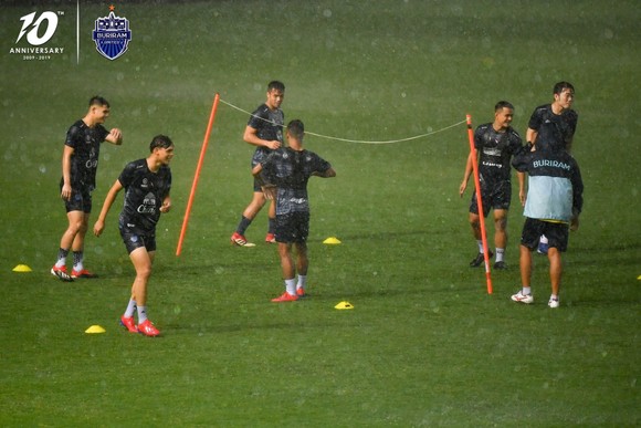 Buriram United quay lại luyện tập: Xuân Trường tươi tắn, “bại tướng” của Đình Trọng bị nắm đầu ảnh 5