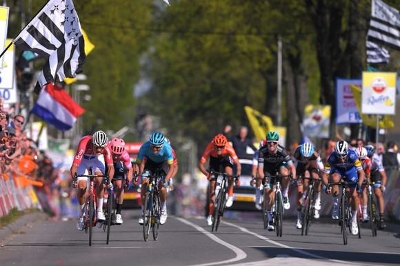 Xe đạp: Kèn cựa nhau trên đường đua, Alaphilippe và Fuglsang để Van der Poel thắng Amstel Gold Race  ảnh 9
