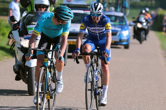 Xe đạp: Kèn cựa nhau trên đường đua, Alaphilippe và Fuglsang để Van der Poel thắng Amstel Gold Race  ảnh 6