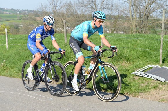 Xe đạp: Kèn cựa nhau trên đường đua, Alaphilippe và Fuglsang để Van der Poel thắng Amstel Gold Race  ảnh 5