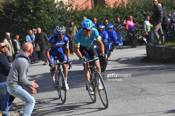 Xe đạp: Kèn cựa nhau trên đường đua, Alaphilippe và Fuglsang để Van der Poel thắng Amstel Gold Race  ảnh 2