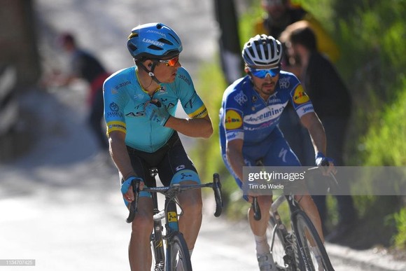 Xe đạp: Kèn cựa nhau trên đường đua, Alaphilippe và Fuglsang để Van der Poel thắng Amstel Gold Race  ảnh 1