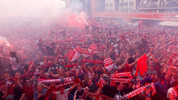Twente vô địch Hạng nhất Hà Lan: 20 ngàn CĐV ăn mừng như giành Champions League, pháo sáng mịt mùng ảnh 3
