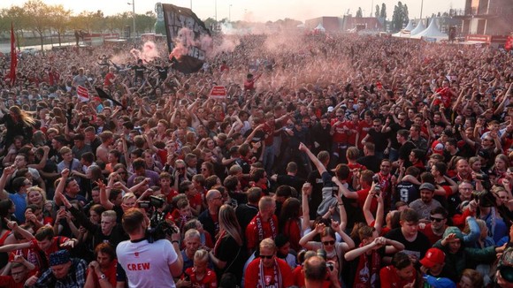 Twente vô địch Hạng nhất Hà Lan: 20 ngàn CĐV ăn mừng như giành Champions League, pháo sáng mịt mùng ảnh 5