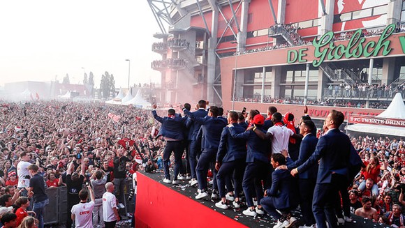 Twente vô địch Hạng nhất Hà Lan: 20 ngàn CĐV ăn mừng như giành Champions League, pháo sáng mịt mùng ảnh 8