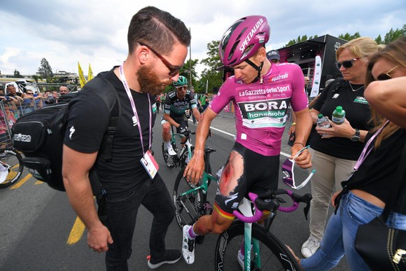 Giro d’Italia: Ackermann ngã xe nặng, để Demare thắng chặng 10, Áo tím lâm nguy ảnh 2