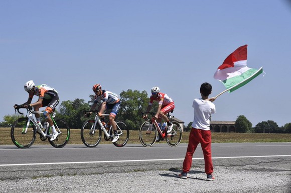Giro d’Italia: Ewan rút lui... sau khi giành chiến thắng thứ 2, Demare chiếm Áo tím ảnh 1