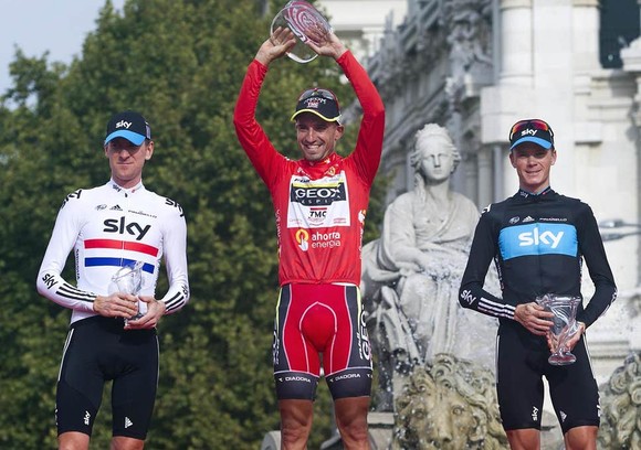 Cobo (giữa) thắng Áo đỏ Vuelta a Espana 2011, và Froome (bên phải) xếp hạng nhì