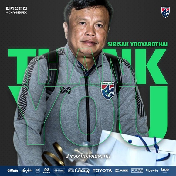 Hình ảnh LĐBĐ Thái Lan nói lời tạm biệt với ông Sirisak