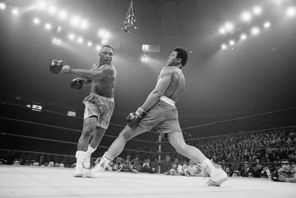 Quyền Anh: Tránh đòn bằng thân ảnh kỳ ảo, Fury “giận dữ” được so sánh với Muhammad Ali ảnh 1