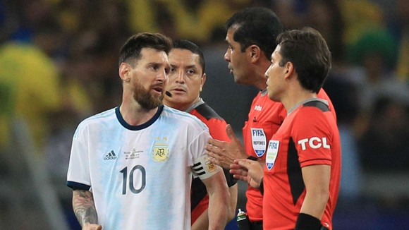 Messi rất không hài lòng với cách điều hành trận đấu của tổ trọng tài