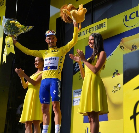 Tour de France: De Gendt thắng chặng 8, bị tố núp gió xe mô tô, Alaphilippe vẫn tái chiếm Áo vàng ảnh 2