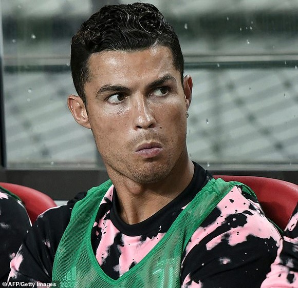 Ronaldo ngồi dính trên băng ghế dự bị trong suốt trận đấu với Các ngôi sao K-League