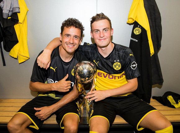 Borussia Dortmund ăn mừng Siêu cúp nước Đức sau khi đánh bại Bayern ảnh 7