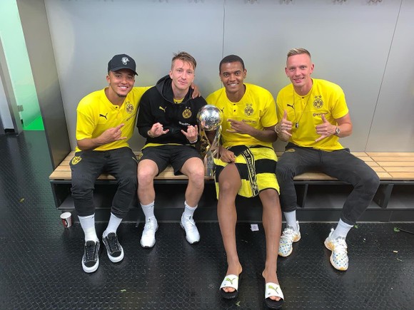 Borussia Dortmund ăn mừng Siêu cúp nước Đức sau khi đánh bại Bayern ảnh 9