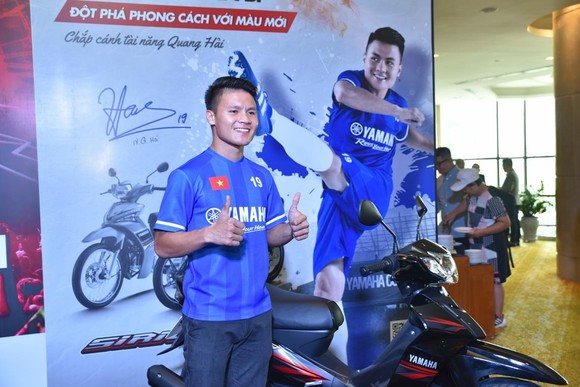 Quang Hải tươi cười truyền cảm hứng cho các em nhỏ ở buổi họp báo U13 Yamaha Cup ảnh 3