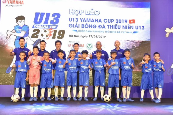 Quang Hải tươi cười truyền cảm hứng cho các em nhỏ ở buổi họp báo U13 Yamaha Cup ảnh 4