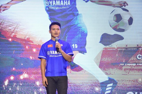 Quang Hải tươi cười truyền cảm hứng cho các em nhỏ ở buổi họp báo U13 Yamaha Cup ảnh 1