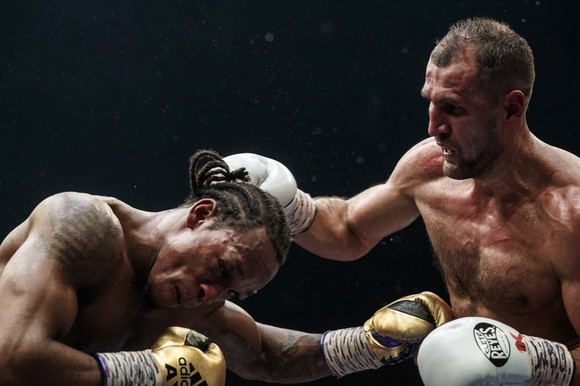 Kovalev thắng KO Yarde “không sợ súng” ở trận đại chiến tại Trung tâm triển lãm… máy kéo ảnh 1