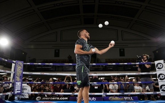 Quyền Anh: Luyện quyền với bóng quần, Lomachenko khiến Nhà thi đấu O2 (London) náo loạn ảnh 8
