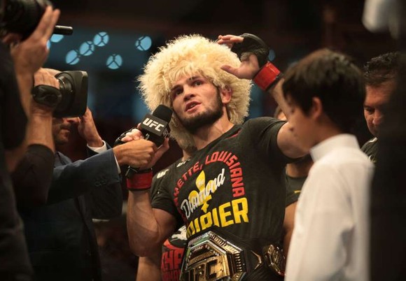 UFC 242: “Đại bàng Nga” Khabib lại lừa thế siết cổ khiến đối thủ phải đập tay xin hàng ảnh 7