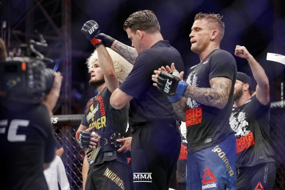 UFC 242: “Đại bàng Nga” Khabib lại lừa thế siết cổ khiến đối thủ phải đập tay xin hàng ảnh 6