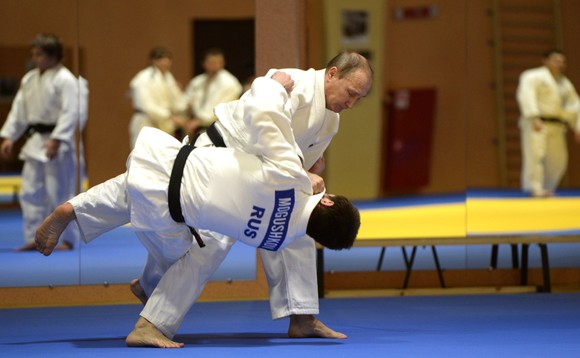 UFC: Tổng thống Putin triệu kiến “Đại bàng Nga” Khabib, khen đòn siết cổ kinh điển ảnh 1