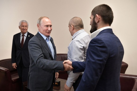 UFC: Tổng thống Putin triệu kiến “Đại bàng Nga” Khabib, khen đòn siết cổ kinh điển ảnh 3