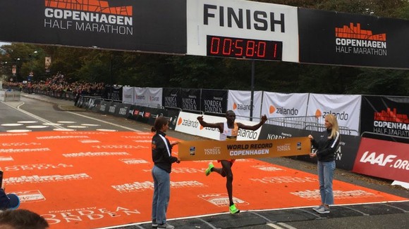 Chạy bán marathon với thành tích 58 phút 1 giây, Kamworor phá kỷ lục thế giới ảnh 3