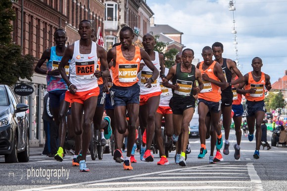 Chạy bán marathon với thành tích 58 phút 1 giây, Kamworor phá kỷ lục thế giới ảnh 1