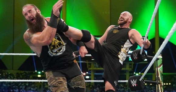 Quyền Anh vs WWE: Fury “giận dữ” hạ KO Strowman, CĐV lắc đầu trước “kịch hài” ảnh 1